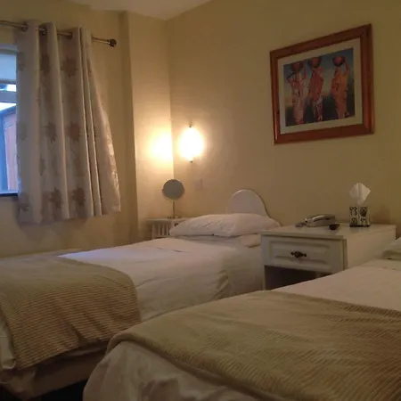 Moat Hotel 2*